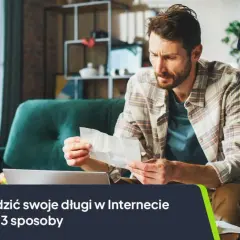 Mężczyzna siedzi na kanapie i czyta dokument. Obok logo CashFix.