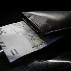 Czarna portmonetka z banknotem 500 zł. Zastanawiasz się, jaki suma limitów kredytowych co wpisać?