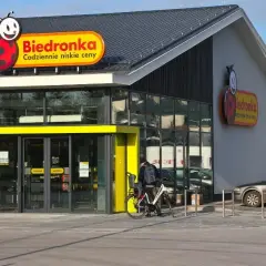 Ile można zarobić w biedronce? Poznaj pensje i benefity pracowników