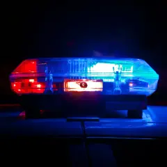 Migające światła radiowozu. Czy policjant może zabrać dowód osobisty do radiowozu? To pytanie często zadawane przez obywateli.
