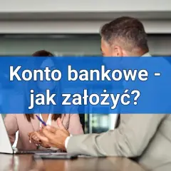 Konto bankowe - jak założyć? Dwoje ludzi dyskutuje przy biurku z laptopem, omawiając proces otwierania konta.