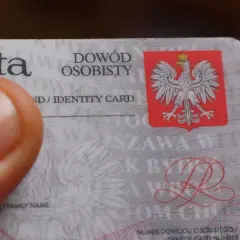 Fragment polskiego dowodu osobistego. Czy zgubienie dowodu osobistego trzeba zgłosić na policję? To ważne pytanie, gdy dokument zniknie.