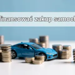 Niebieski samochodzik otoczony stosami monet. Jak sfinansować zakup samochodu?