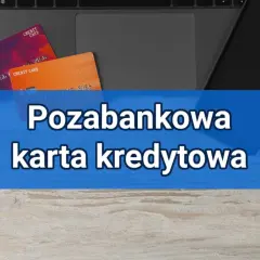 Karty kredytowe na tle laptopa i telefonu. Pozabankowa karta kredytowa to wygodne rozwiązanie finansowe.
