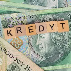 Kredyt dla emeryta 85 lat. Polskie banknoty 100 zł z literami tworzącymi słowo "KREDYT".