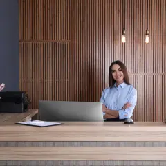 Ile można zarobić na hotelu? Sprawdź realne zarobki w branży