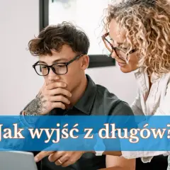 Para analizuje na laptopie opcje kredytu na spłatę długów. Kobieta doradza mężczyźnie, jak wyjść z finansowych kłopotów.