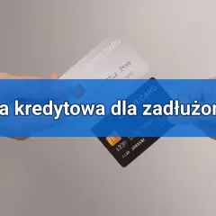 Dwie karty kredytowe, jedna biała, druga czarna, w dłoniach. Tekst: "Karta kredytowa dla zadłużonych".