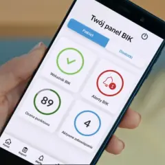 Panel BIK na smartfonie pokazuje wskaźnik BIK, ocenę punktową 89, alerty i aktywne zobowiązania. Sprawdź, jak długo w BIK po spłacie zadłużenia.
