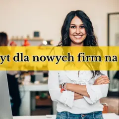 Uśmiechnięta kobieta w sklepie, oferująca kredyt dla nowych firm na start.