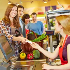 Ile można zarobić na kasie w supermarkecie? Zaskakujące wyniki!