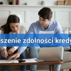Para analizuje dokumenty, by dowiedzieć się, jak zwiększyć zdolność kredytową.