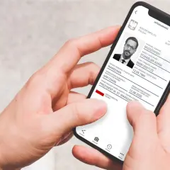 Na ekranie telefonu wyświetlony jest cyfrowy dowód osobisty. Czy jest obowiązek noszenia dowodu osobistego? Aplikacja mTożsamość odpowiada na pytania.