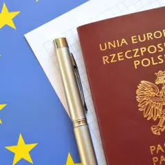 Paszport RP, długopis i kartka papieru na tle flagi UE. Planujesz podróż i zastanawiasz się, jak zastrzec paszport?