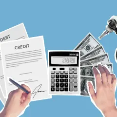 Ręka podpisuje dokument "CREDIT", obok kalkulator, pieniądze i klucze. To ilustracja tego, czym jest kredyt konsumpcyjny.
