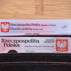Dwa polskie dowody osobiste w portfelu. Zastanawiasz się, jak cofnąć zastrzeżenie dowodu?