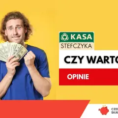 Mężczyzna z zaskoczoną miną trzyma wachlarz banknotów dolarowych na żółtym tle.
