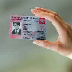 Dłoń trzyma polski dowód osobisty Jana Kowalskiego. Tylko osoba pełnoletnia może wziąć do ręki dowód osobisty.