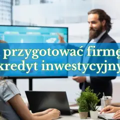Biznesmen tłumaczy pracownikom, jak przygotować firmę na kredyt inwestycyjny.