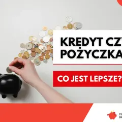 Ręka wrzuca monetę do świnki skarbonki. Tekst: Kredyt czy pożyczka – co jest lepsze?