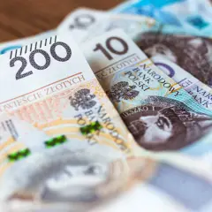 Zbliżenie na polskie banknoty o nominałach 200 i 10 złotych.
