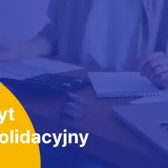 Kredyt konsolidacyjny: czy konsolidacja się opłaca? Analiza finansowa na biurku z kalkulatorem i notatnikiem.