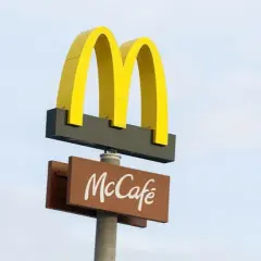 McDonald's: Ile realnie zarobisz w Maku? Stawki i benefity