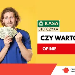 Mężczyzna z zaskoczoną miną trzyma wachlarz banknotów dolarowych na żółtym tle.