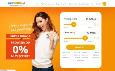 Super Grosz pozyczka: młoda kobieta pokazuje gest OK, obok formularz pożyczki online z promocją 0% miesięcznie.