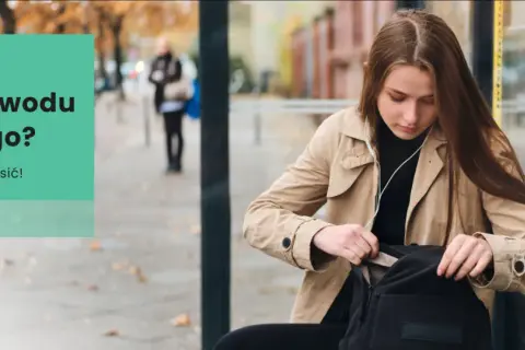 Młoda kobieta szuka czegoś w plecaku. Tekst informuje o konsekwencjach braku dowodu osobistego za granicą i jak to zgłosić.
