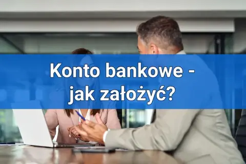 Konto bankowe - jak założyć? Dwoje ludzi dyskutuje przy biurku z laptopem, omawiając proces otwierania konta.