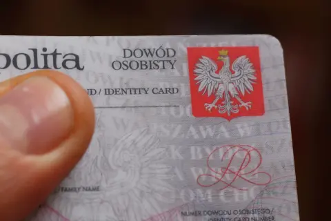 Fragment polskiego dowodu osobistego. Czy zgubienie dowodu osobistego trzeba zgłosić na policję? To ważne pytanie, gdy dokument zniknie.
