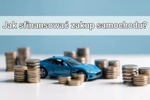 Niebieski samochodzik otoczony stosami monet. Jak sfinansować zakup samochodu?