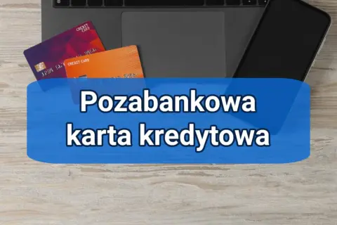 Karty kredytowe na tle laptopa i telefonu. Pozabankowa karta kredytowa to wygodne rozwiązanie finansowe.