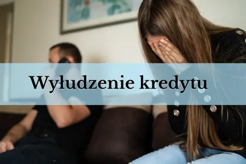 Zrozpaczona kobieta, gdy ktoś wziął kredyt na jej dane. Mężczyzna rozmawia przez telefon w tle.