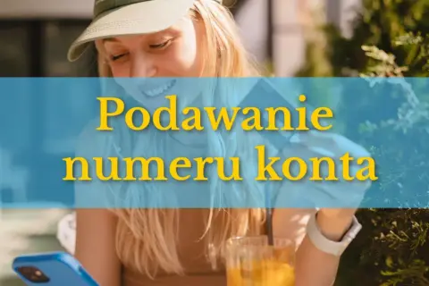 Uśmiechnięta młoda kobieta z telefonem i napojem. Czy podawanie numeru konta jest bezpieczne? Zastanów się, zanim udostępnisz dane.