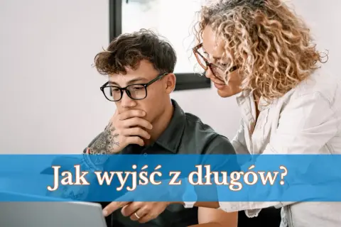 Para analizuje na laptopie opcje kredytu na spłatę długów. Kobieta doradza mężczyźnie, jak wyjść z finansowych kłopotów.