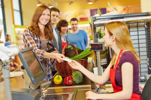 Ile można zarobić na kasie w supermarkecie? Zaskakujące wyniki!