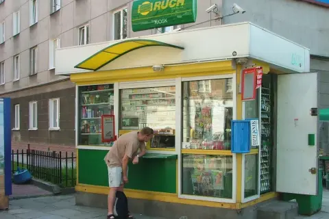 Kiosk RUCH: Zarobki do 8000 zł netto? Sprawdź realia!