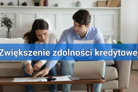 Para analizuje dokumenty, by dowiedzieć się, jak zwiększyć zdolność kredytową.