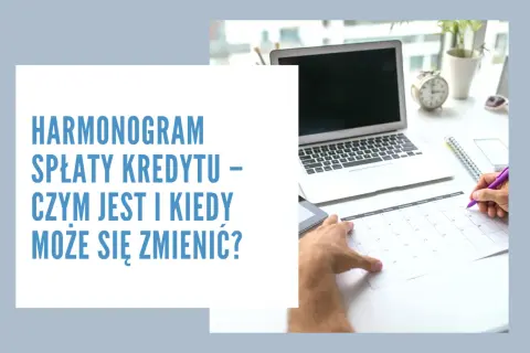 Ręka z fioletowym długopisem zaznacza datę w harmonogramie spłaty kredytu. Obok laptop, tablet i budzik.