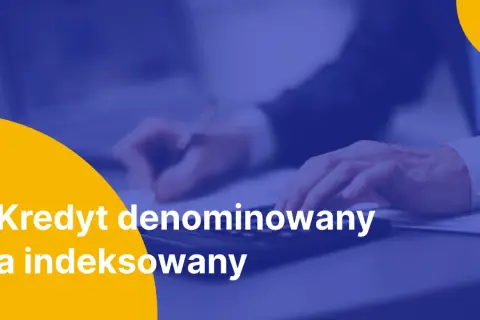 Dłonie nad kalkulatorem i dokumentami. Biały napis: Kredyt denominowany a indeksowany.