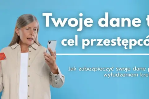 Kobieta z kartą kredytową i telefonem, ostrzeżenie przed oszustwami finansowymi i wyłudzeniem kredytu na telefon.