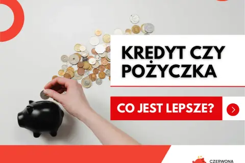Ręka wrzuca monetę do świnki skarbonki. Tekst: Kredyt czy pożyczka – co jest lepsze?