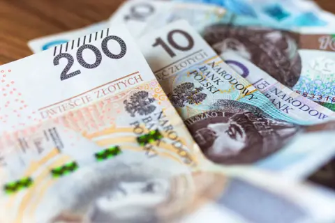 Zbliżenie na polskie banknoty o nominałach 200 i 10 złotych.