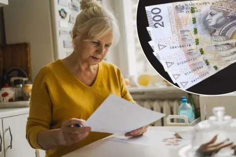 Starsza kobieta analizuje dokumenty, zastanawiając się, jak sprawdzić BIK osoby zmarłej. Obok leżą polskie banknoty 200 zł.