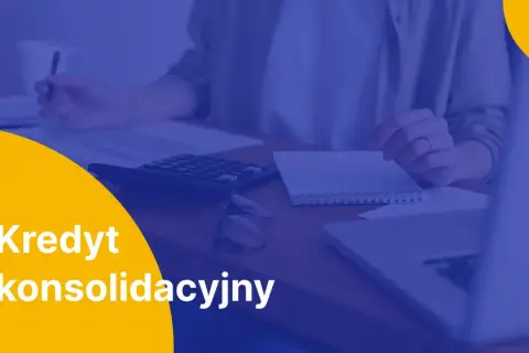 Kredyt konsolidacyjny: czy konsolidacja się opłaca? Analiza finansowa na biurku z kalkulatorem i notatnikiem.