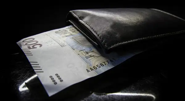 Czarna portmonetka z banknotem 500 zł. Zastanawiasz się, jaki suma limitów kredytowych co wpisać?