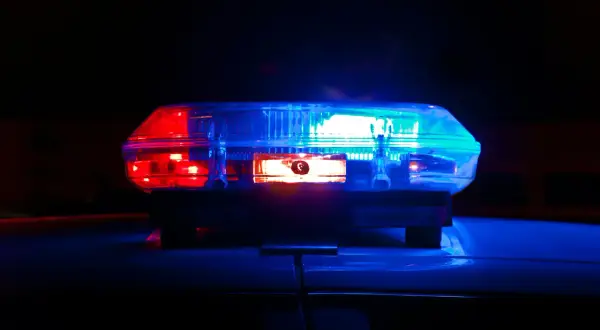 Migające światła radiowozu. Czy policjant może zabrać dowód osobisty do radiowozu? To pytanie często zadawane przez obywateli.