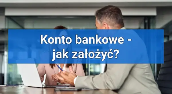 Konto bankowe - jak założyć? Dwoje ludzi dyskutuje przy biurku z laptopem, omawiając proces otwierania konta.